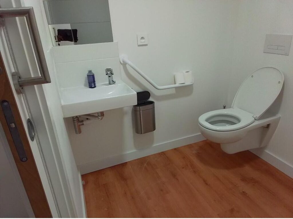 Sanitaires PMR amenages